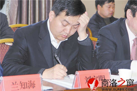 代表認真研讀政府工作報告，反復推敲發(fā)言稿。        （記者 李 亮 攝）