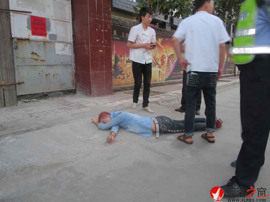 商州交警與路人攜手相救一揚(yáng)言自殺的醉酒青年