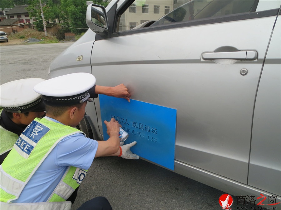 商州開展對農(nóng)村面包車噴涂核載提示標識