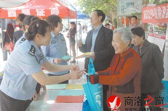 出入境管理處民警走上街頭，向群眾宣傳出入境證件辦理有關(guān)規(guī)定和便民措施。